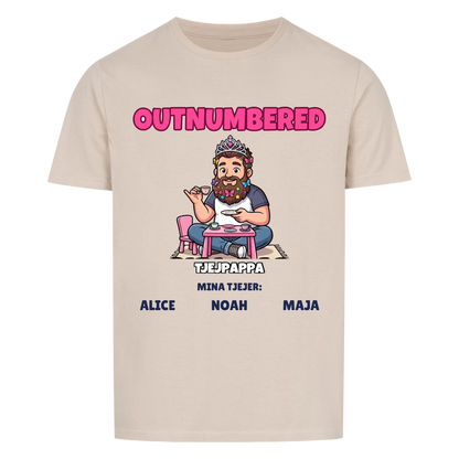 Girl Dad t-shirt med ditt foto som tecknad pappa och döttrarnas namn. Personlig present till pappa
