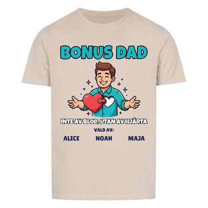Bonus Dad t-shirt med ditt foto som tecknad bonuspappa och barnens namn. Personlig present till bonuspappa