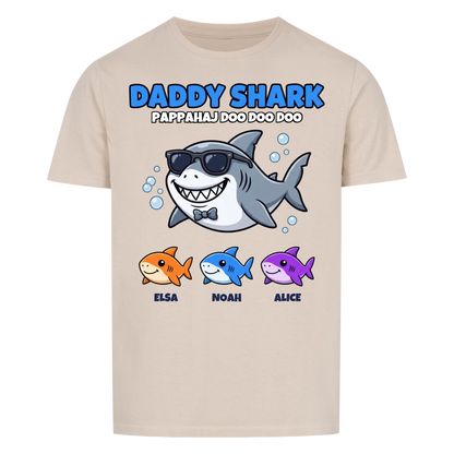 Daddy Shark t-shirt med tecknad hajpappa, små hajar och barnens namn. Rolig present till pappa