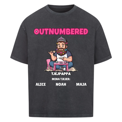 Girl Dad t-shirt med ditt foto som tecknad pappa och döttrarnas namn. Personlig present till pappa