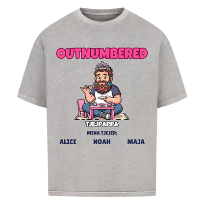 Girl Dad t-shirt med ditt foto som tecknad pappa och döttrarnas namn. Personlig present till pappa