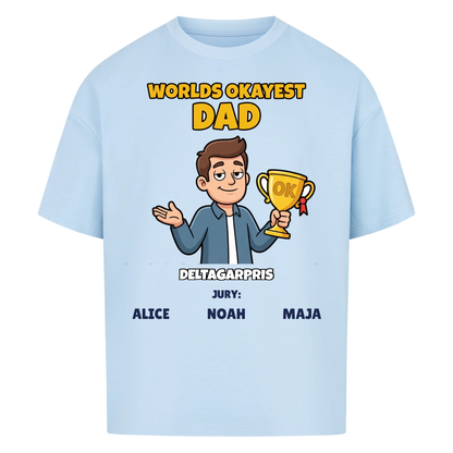 Worlds Okayest Dad t-shirt med ditt foto som tecknad pappa och barnens namn. Rolig present till pappa