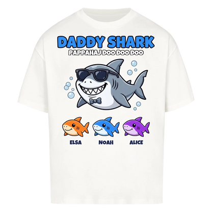 Daddy Shark t-shirt med tecknad hajpappa, små hajar och barnens namn. Rolig present till pappa