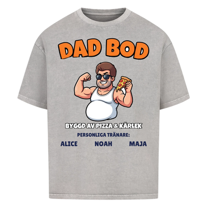 Dad Bod t-shirt med ditt foto som tecknad pappa och barnens namn. Rolig present till pappa