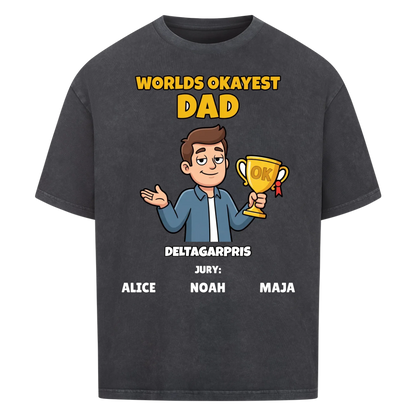 Worlds Okayest Dad t-shirt med ditt foto som tecknad pappa och barnens namn. Rolig present till pappa