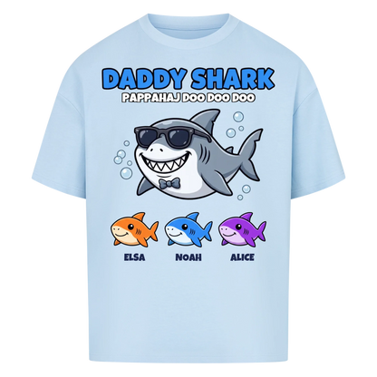Daddy Shark t-shirt med tecknad hajpappa, små hajar och barnens namn. Rolig present till pappa