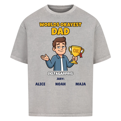 Worlds Okayest Dad t-shirt med ditt foto som tecknad pappa och barnens namn. Rolig present till pappa