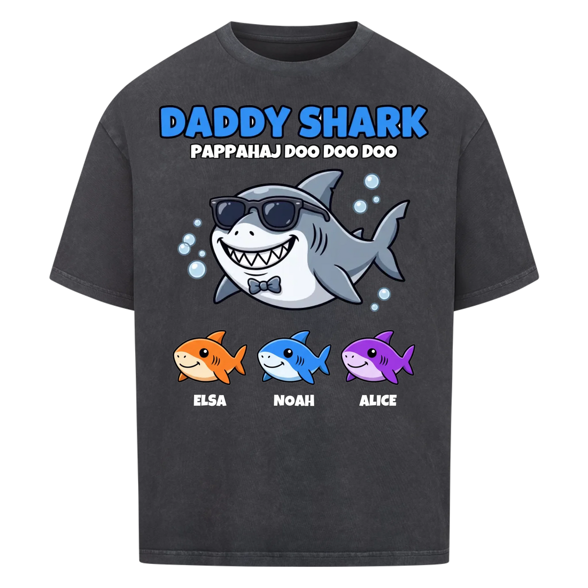Daddy Shark t-shirt med tecknad hajpappa, små hajar och barnens namn. Rolig present till pappa