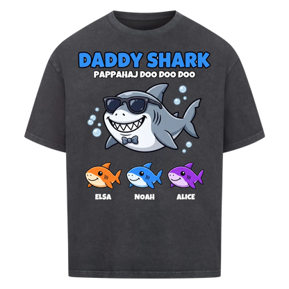 Daddy Shark t-shirt med tecknad hajpappa, små hajar och barnens namn. Rolig present till pappa