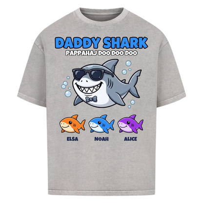 Daddy Shark t-shirt med tecknad hajpappa, små hajar och barnens namn. Rolig present till pappa