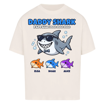 Daddy Shark t-shirt med tecknad hajpappa, små hajar och barnens namn. Rolig present till pappa
