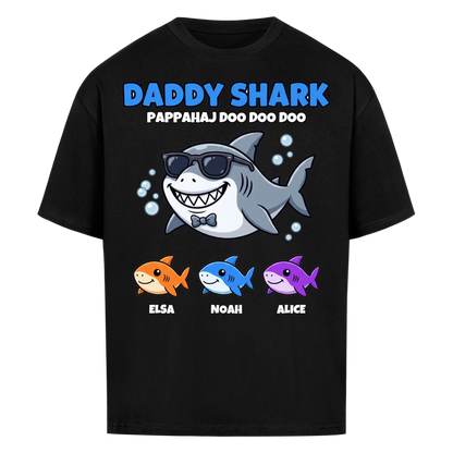 Daddy Shark t-shirt med tecknad hajpappa, små hajar och barnens namn. Rolig present till pappa