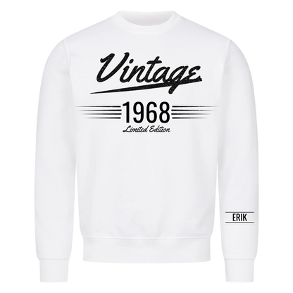 Vintage t-shirt med födelseår och namn på ärmen. Present till pappa och farfar