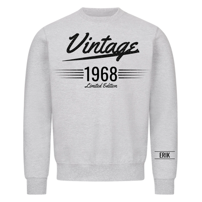 Vintage t-shirt med födelseår och namn på ärmen. Present till pappa och farfar