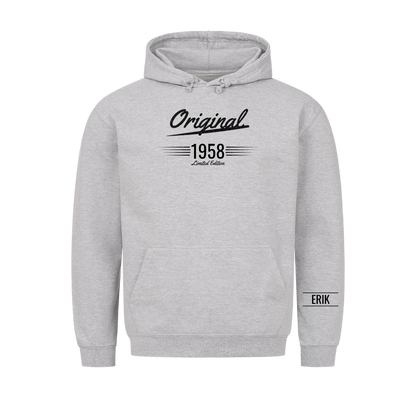 Original t-shirt med födelseår och namn på ärmen. Present till farfar och morfar