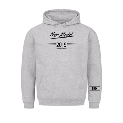New Model t-shirt med födelseår och namn på ärmen. Matcha med pappa och farfar