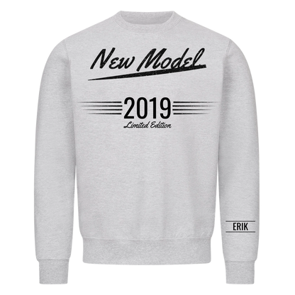 New Model t-shirt med födelseår och namn på ärmen. Matcha med pappa och farfar