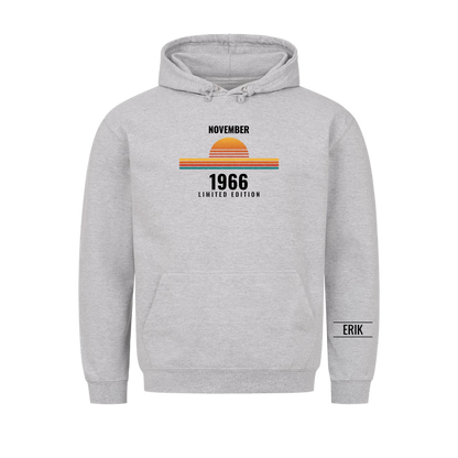 Retro t-shirt med födelsemånad, år och namn på ärmen. Present till pappa