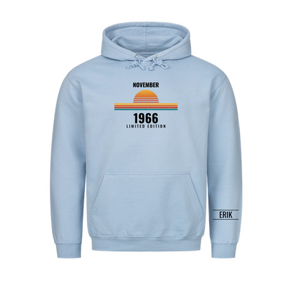 Retro t-shirt med födelsemånad, år och namn på ärmen. Present till pappa