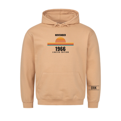 Retro t-shirt med födelsemånad, år och namn på ärmen. Present till pappa