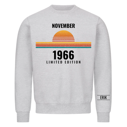 Retro t-shirt med födelsemånad, år och namn på ärmen. Present till pappa
