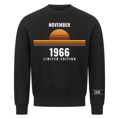 Retro t-shirt med födelsemånad, år och namn på ärmen. Present till pappa
