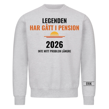 Legenden har gått i pension t-shirt med år och namn på ärmen. Present till pensionär
