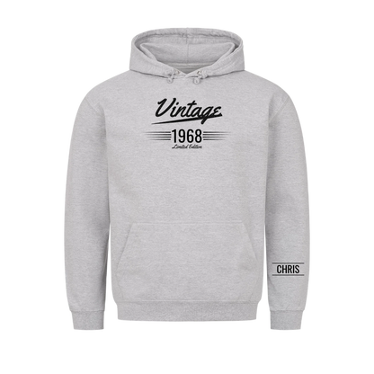 Vintage T-Shirt mit Geburtsjahr und Name am Ärmel. Geschenk für Papa und Opa