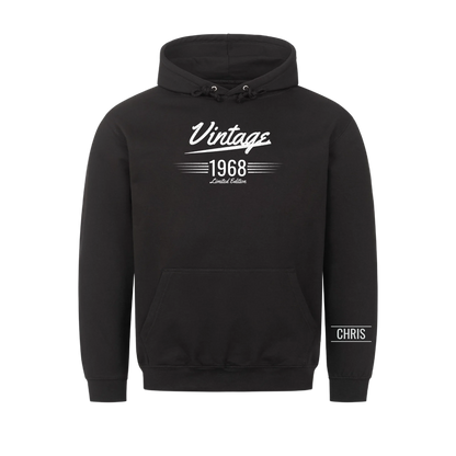 Vintage T-Shirt mit Geburtsjahr und Name am Ärmel. Geschenk für Papa und Opa