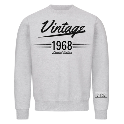Vintage T-Shirt mit Geburtsjahr und Name am Ärmel. Geschenk für Papa und Opa