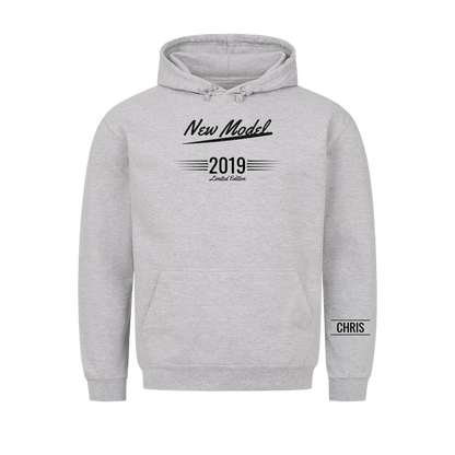 New Model T-Shirt mit Geburtsjahr und Name am Ärmel. Partnerlook mit Papa und Opa