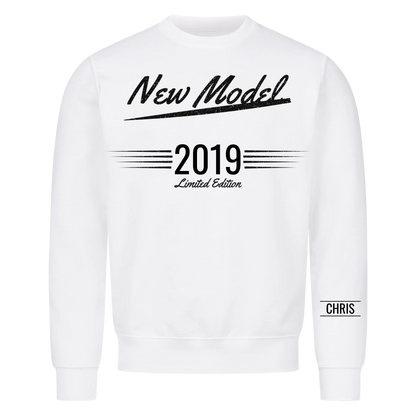 New Model T-Shirt mit Geburtsjahr und Name am Ärmel. Partnerlook mit Papa und Opa