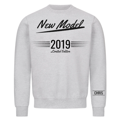 New Model T-Shirt mit Geburtsjahr und Name am Ärmel. Partnerlook mit Papa und Opa
