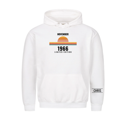 Retro T-Shirt mit Geburtsmonat, Jahr und Name am Ärmel. Geschenk für Papa
