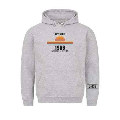 Retro T-Shirt mit Geburtsmonat, Jahr und Name am Ärmel. Geschenk für Papa