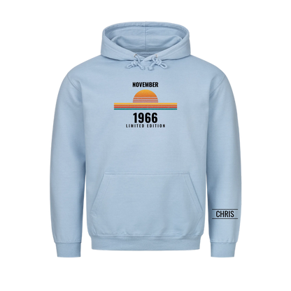 Retro T-Shirt mit Geburtsmonat, Jahr und Name am Ärmel. Geschenk für Papa