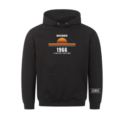 Retro T-Shirt mit Geburtsmonat, Jahr und Name am Ärmel. Geschenk für Papa