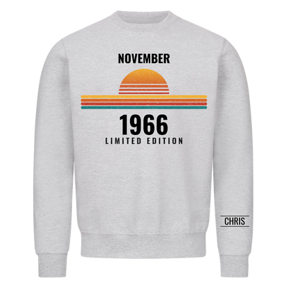 Retro T-Shirt mit Geburtsmonat, Jahr und Name am Ärmel. Geschenk für Papa