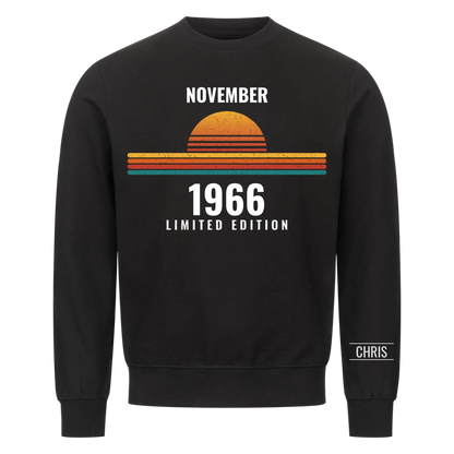 Retro T-Shirt mit Geburtsmonat, Jahr und Name am Ärmel. Geschenk für Papa