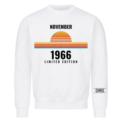 Retro T-Shirt mit Geburtsmonat, Jahr und Name am Ärmel. Geschenk für Papa